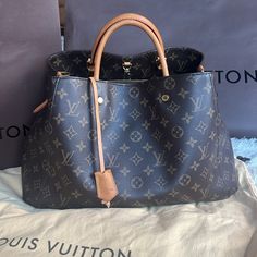 Louis Vuitton 100% Authentic Montaigne Gm Purse With Keys And Gold Padlock . No Strap Included. Great Condition Louis Vuitton Montaigne, Bags Louis Vuitton, Louis Vuitton Bags, Louis Vuitton Bag, Bag Lady, Louis Vuitton, Purse, Shoulder Bag, Gold