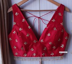 Different Blouse Neck Designs, Sleeveless V Neck Blouse Designs, V Neck Blouse Indian Sleeveless, Designer Sleeveless Blouse, Sleeveless Silk Blouse Designs, V Neck Sleeveless Saree Blouse, Silk Lehenga Blouse Designs, Back Designs For Blouse, Blouse Designs V Neck