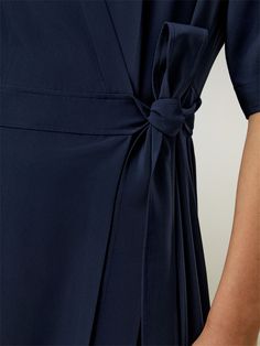 This flowing umbrella hem wrap dress features a V-neck and half-loose sleeves, and is carefully designed to fit all sizes. It has a front tie belt that accentuates the waistline, adding a twist and elegance to this classic casual design. Silk Crêpe de Chine Short Sleeve Wrap Dress With Tie Waist For Work, Elegant Short Sleeve Belted Dress With Tie Waist, Formal Short Sleeve Wrap Dress With Tie Waist, Workwear Dresses With Tie Waist And 3/4 Sleeve, Evening Wrap Dress With Tie Waist And V-neck, Elegant Short-sleeved Wrap Dress With Tie Waist, Elegant V-neck Wrap Dress With Tie Fastening, Elegant V-neck Belted Wrap Dress, Chic Wrap Dress With V-neck And Wrap-around Straps