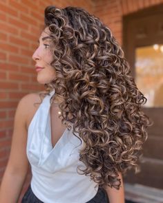 20 Curly Balayage Hair Ideas To Enhance Your Hair’s Texture Curly Balayage, Curly Balayage Hair, Balayage Hair Ideas, Dark Curly Hair, Dyed Curly Hair, Grey Curly Hair, Hairstyle Inspo, Colored Curly Hair