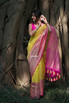 Beautiful Maharastian Wedding Outfit Idea :- WanderlustFashion Tassels Designs, Sari Fashion, Blouse Colour, Saree Tassels Designs, Saree Kuchu Designs, Chanderi Sarees, Saree Tassels, Cotton Saree Designs, Beautiful Sarees