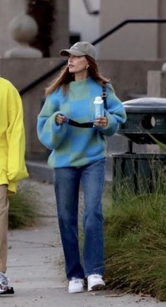 BRAT summer Hailey Bieber Street Style, Hailey Baldwin Street Style, Hailey Baldwin Style, Models Off Duty Style, Trendy Outfit Ideas, Drop Shoulder Sweater, Looks Street Style, Celebrity Street Style, Trendy Fall