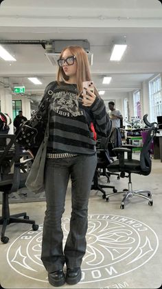 Grunge Street Wear Outfits, Band Tee Winter Outfits, Y2k Emo Winter Outfits, Y2k Outfits For Winter, Winter 2000s Fashion, Y2k Christmas Outfits, Y2k Punk Outfits, Trashy Mcbling Outfits, Alt Winter Fashion