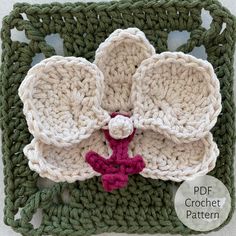 a crocheted square with a flower on it