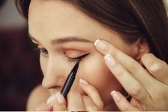 Eyeliner For Small Eyes, Lid Eyeliner, Eyeliner Techniques, Perfect Winged Eyeliner, Eyeliner For Beginners, Cat Eye Makeup, White Eyeliner, Best Eyeliner, Hooded Eye Makeup