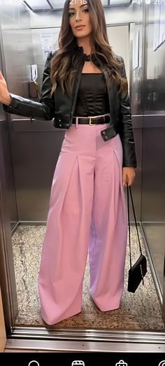 Outfits Para Brunch, Outfit Pantalon Rosa, Pink Top Black Pants, Hot Pink Outfit, Business Outfits Women, Outfit Inspiration Fall, Casual Work Outfits, Casual Winter Outfits