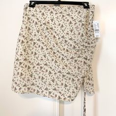 Floral Cinched Mini Skirt -This Is A Super Cute Mini Skirt From Pacsun’s La Hearts Brand! -Brand New With Tags, Never Worn Before, In Perfect Condition -Lightweight Material Perfect For The Spring And Summer Time -Will Be Shipped Out The Day It’s Bought! Keywords: Women Female Mini Pencil Short Tight Cinched Ribbon Skirt Flowy Pink Cream Beige White Flowers Floral Flower Pacsun Hollister Brandy Melville Urban Outfitters H&M Hollister American Eagle Princess Polly Cottagecore 90s Vintage Gathered Mini Skirt For Spring, Trendy Mini Wrap Skirt For Spring, Spring Short Gathered Skirt, Spring Beach Floral Print Skort, Spring Ruched Asymmetrical Skirt, Spring Asymmetrical Ruched Skirt, Feminine Asymmetrical Mini Skirt For Summer, Spring Ruched Relaxed Mini Skirt, Spring Mini Skirt For Brunch Gathered Style