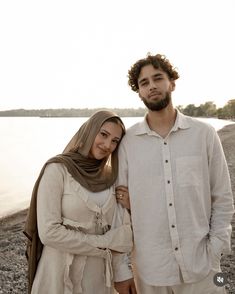 Engagement Photos Muslim, Muslim Couple Poses, Poc Couples, Picnic Shoot, Wedding Pictures Beach, Muslim Aesthetic, Kemetic Spirituality, Never Getting Married, Couple Engagement Pictures