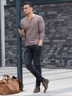 Coole Kombination aus Blackdenim-Jeans und taupefarbenem Henleyshirt und passenden Desertboots. Spring Outfits Men, Natural Therapy