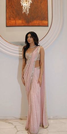 Saree Wedding Simple, Saree Outfit Ideas Simple, Saree Idea For Wedding, Aesthetic Sarees For Wedding, Sari Modern Style, Saris For Farewell, Pink Saare Aesthetic, Farewell Indian Outfit, Saree For Shaadi