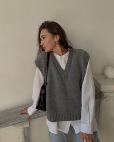 Knitted Vest Outfit, Vest Outfit Women, Knit Vest Outfit, Crochet Sweater Vest, Sweater Vest Outfit, Vest Sweater, Casual Outwear, Winter Chic, Sweater Vest Women