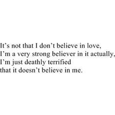 a poem written in black and white with the words it's not that i don't believe in love