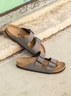 Effortless and legendary design with these Birkenstock Men’s Arizona Sandals in Mocha. You’ll be wearing this shoe to every outdoor barbeque, beach party, and lake day. Don’t sacrifice your comfort for style, these sandals have got you covered in both areas! Features of Birkenstock Men’s Arizona Sandals in Mocha 151181M: Birkenstock Style: 151181M Color: Mocha Suede insole Suede footbed Birko-Flor® upper Textured Cork outsole Two straps with adjustable metal buckles Birkenstock branded logo on i Mens Birkenstocks Outfit, Birkenstock Outfit Men, Birkenstock Sandals Men, Birkenstock Slippers, Mens Sandals Beach, Mens Sandals Fashion, Outdoor Barbeque, Leather Slippers For Men