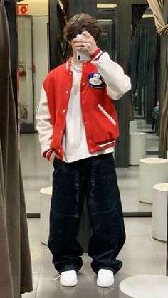 Streetware Outfits Boys, Street Wear Guys, Red White Black Outfit, Red Outfits Men, Oversized Outfit Men, Red Outfit Ideas, Red Jacket Men, Boys Aesthetic Outfits, Sneakers Zara