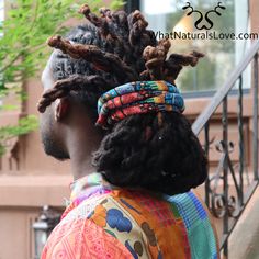 Notre élastique à cheveux flexible est parfait pour maintenir les locs, les dreadlocks, les sisterlocks, les tresses et les bouffées afro en place sans endommager vos cheveux. La cravate est solide et durable, mais suffisamment souple pour être moulée pour un ajustement sûr et confortable. Parfait pour toutes les longueurs ou textures de cheveux.

 . Coton

 . Couleur : jaune, rouge, bleu

 . Longueur : 63 cm/24,8 pouces

 . Diamètre : 1,27 cm/0,5 pouce Braids And Afro, Dreadlocks Jewelry, Style Vert, Afro Puffs, Dread Locks, Best Hair Care Products, Hair Cuffs, Dreadlock Styles, Afrikaanse Mode