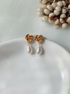 These earrings made with A rose stud earring and teardrop shape pearl. It is perfect for business fashion and daily ware.The studs are made of 925 sterling silver which is sensitive skin-friendly and guarantee long lasting wear. The rose made with 14K gold vermeil. 💗Material💗 Stud: 925 Sterling Silver with 18K Gold Plated Pearl : 7-8mm AAA luster Earrings length: 2.5 cm Rose Gold Teardrop Pearl Earrings As Gift, Rose Gold Drop Pearl Earrings Gift, Minimalist Rose Gold Teardrop Pearl Earrings, Simple Earrings Gold, Pearl Earrings Simple, Dainty Pearl Earrings, Die Rose, Simple Gold Earrings, Earring Minimalist