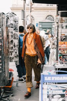 Tulum Fashion, Gentlemen Style, Pfw Street Style, European Street Style, Older Mens Fashion, The Sartorialist, Meg Ryan, Corporate Wear, Peachy Keen