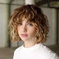 Blonde Curly Bob, Short Permed Hair, Bangs Ideas, Trendy Bob, Short Wavy Bob, Choppy Bob Haircuts, Bob Hairstyles With Bangs, Polished Hair, Bob Haircut With Bangs