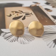 Clip earrings Material: matte gold metal Width: 1.70 cm (0.67") Height: 2.00 cm (0.79") Engraved on the back of the earring is its serial number, "E4707". All our objects are vintage and are made by Sphinx, a renowned English company which closed its doors at the beginning of the 2000s and if they seem new to you it is because they come from unsold stock and therefore never worn but nevertheless vintage. Founded in 1948, the Sphinx company was a British manufacturer, famous for its excellent qua Gold Matte Finish Jewelry Gift, Matte Finish Gold Jewelry Gift, Matte Gold Brass Earrings For Formal Occasions, Matte Gold Hammered Earrings As Gift, Matte Gold Metal Earrings For Formal Occasions, Matte Gold Brass Earrings For Gift, Minimalist Gold Jewelry With Matte Finish, Matte Gold Minimalist Earrings, Minimalist Matte Gold Jewelry