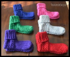 You will love, love, love these super cozy chunky cuffed socks!!   These crocheted socks will be her favorite comfy, cozy socks!  Beautiful, colorful and of so soft too.  The cuff of the sock is extra long and can be worn up (unfolded) or folded down.  The post stitching around the top half of the sock makes it stretchy and comfortable.  These socks will make the perfect thinking about you gift! Great for those with cold feet (I have this problem too)!   Choose her favorite color and make her day! Crochet One Piece Socks, Snowman Dyi Socks, Crochet Chunky Socks Free Pattern, Spring Gloves, Crocheted Socks, Socks Gifts, Crochet Socks Pattern, Girls Gloves, Comfy Socks