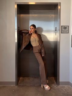 Neutral outfit inspo | brown trousers, brown leather jacket and corset top with platform herls and slick pony. Outfit Inspo Brown, Brown Trousers, Brown Blazer, Brown Outfit, Neutral Outfit, Brown Aesthetic, Brown Leather Jacket, City Chic, Outfit Posts