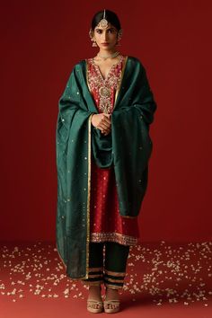 Maroon kurta with sequins, dabka, nakshi and zari hand embroidery. Paired with a contrasting plain pant with embroidered hemline and an embroidered matching dupatta. - Aza Fashions Kurta Pant Set, Pajama Pattern, Kurta Pyjama, Plain Pants, Kurta With Pants, Pajama Set Women, Green Silk, Pants Pattern, Pant Set