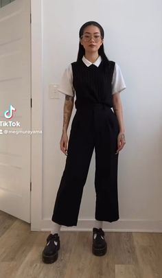 Designer Goth Fashion, Korean Fashion Black Dress, Buisness Goth Outfit, Grunge Outfits Professional, Classy Grunge Outfits Edgy, Nerdy Business Casual Geek Chic, Minimalistic Grunge Outfits, Business Casual Creative, Hotel Interview Outfit