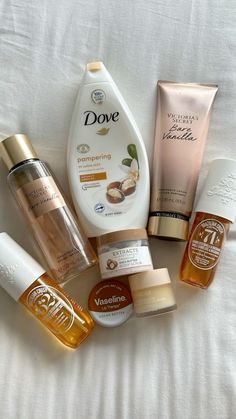 #bodycare #autumn #vanilla #vs #perfume #scent #aesthetic #pinterest Personal Care Aesthetic, Vanilla Hygiene Products, Soldejaneiro Aesthetic, Vanilla Perfume Aesthetic, Body Care Aesthetic, Scent Aesthetic