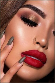 Makeup Bibir, Makeup Cantik, Peekaboo Highlights, Lip Lipstick, Video Makeup, Christmas Makeup Look, Red Lip Makeup, Beauty Make-up, Makijaż Smokey Eye