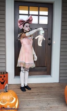 Doll Costume Diy, Scary Doll Costume, Creepy Doll Halloween Costume, Creepy Doll Costume, Broken Doll Costume, Creepy Costume, Creepy Doll Halloween, Strašidelný Halloween, Creepy Halloween Costumes