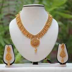 Gold Bridal Necklace, Gold Jewelry Outfits, Fancy Jewelry Necklace, Indian Products, Gold Bridal Jewellery Sets, Necklace Indian