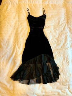 pinterest (@ilil_888) on X Sheer Dress Outfit Classy, Corset Outfit Goth, Ruffle Formal Dress, Poster Dress, Yoke Dress, Velvet Prom Dress