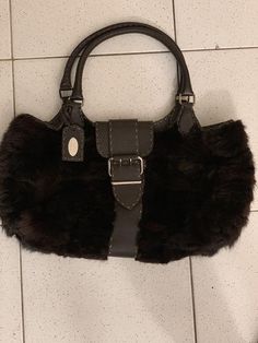 Very good authentic mink and lump leather bag measuring 42 cm in length and 24 cm in height Vintage Chanel Bag, Vintage Button, Vintage Chanel, Chanel Bag, Purses And Handbags, Leather Bag, Fendi, Shoulder Bag, Purses And Bags