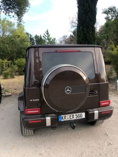 the rear end of a brown mercedes benz benz benz benz benz benz benz benz benz benz benz