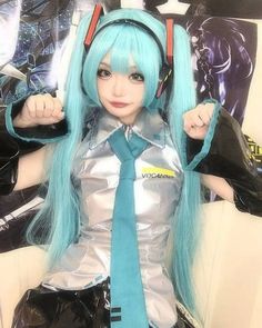 30 Times Cosplayers Confused The Hell Out Of Everyone By How Real Their Cosplay Was Miku Cosplay Makeup, Hatsune Miku Makeup, Miku Makeup, Human Cloning, Baby Halloween Outfits, Hallowen Ideas