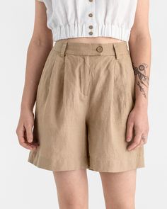 These shorts feature front pleats for a tailored look, an elastic back waist for comfort, and a front zipper with coconut buttons for a stylish closure. Belt loops and practical side and back pockets complete the design. • Semi-fit • Short length • Zipper+button closure High Rise Cotton Shorts With Button Closure, Straight Leg Cotton Shorts With Button Closure, High-waisted Cotton Shorts With Button Closure, Cotton High-waisted Shorts With Belt Loops, Beige High-waisted Shorts With Button Closure, Wrinkled Clothes, Bagan, Reduce Wrinkles, Linen Shorts