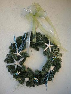 a christmas wreath with starfishs and other decorations