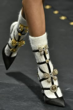 Versace - Runway - Milan Fashion Week Autumn/Winter 2019/20 Socks And Heels Runway, Bags Runway, Fashion Runway Aesthetic, Inspiration Fashion Design, High Fashion Heels, Fashion Week 2020 Runway, Heels With Socks, Runway Heels, Heels Runway