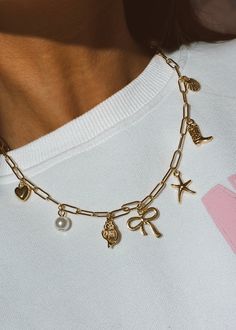 Charm Necklace Inspo Gold, Jewelry Inspiration Necklaces, Gold Jewelry Aesthetic Necklaces, Charm Necklace Outfit, Diy Charm Necklace Ideas, Diy Charm Necklace, Charm Necklace Aesthetic