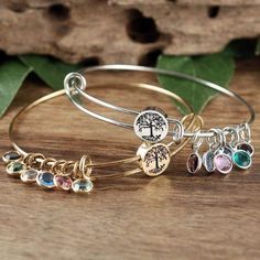 Personalized Family Tree Bangle Bracelet with Birthstones. Nana Bracelet, Round Things, Grandma Bracelet, Bracelet With Charms, Diy Bangle Bracelets, Leather Jewelry Diy, Personalised Bangle, Tree Of Life Bracelet, Tree Jewelry