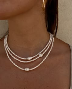 Karen Lazar Pearl on Pearl Necklace Pearl Beaded Jewelry, Trendy Pearl Necklace, Pearl Necklace Beads, Delicate Pearl Jewelry, Sea Jewellery, Pearl Necklace Outfit, Vintage Pearl Jewelry, Chains Aesthetic, Pearl Necklace Handmade