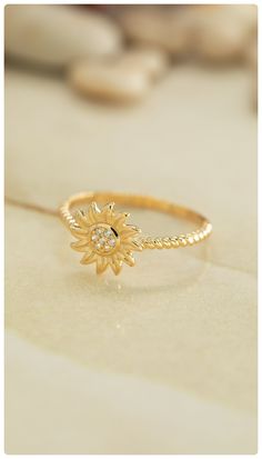 "💗 14K Floral Motif Jewelry, 925 Silver Sunflower Ring, Delicate , Sunflower Present, Wildflower Band, Gift of Friendship, Halloween Gift💗  📝Add a touch of elegance and beauty to your jewelry collection with this exquisite 14K Solid Gold Sunflower Ring. Crafted with meticulous attention to detail, this ring features a stunning floral design made of 925 Sterling Silver, complemented by a sparkling  stone accent. The delicate and minimalist style of this ring makes it a perfect choice for any occasion, whether it's a casual day out or a special event. The sunflower symbolizes warmth, happiness, and positivity, making it a meaningful and thoughtful gift for yourself or someone special. Designed with the modern woman in mind, this dainty ring offers a comfortable fit and can be easily paire Anniversary Gold Jewelry With Sunflower Design, Elegant Adjustable Sunflower Design Jewelry, Elegant Adjustable Sunflower Jewelry, Elegant Round Jewelry With Sunflower Design, Elegant Round Sunflower Design Jewelry, Elegant Round Sunflower Jewelry, Sunflower Ring, Zierlicher Ring, Floral Jewelry