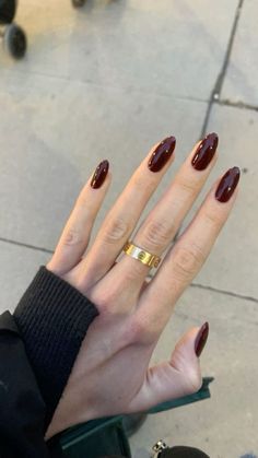 elegant burgundy nails with a sleek, almond shape paired with a simple gold ring for a sophisticated, minimal look. perfect fall nail inspiration for a classy yet bold vibe. #burgundynails #almondnails #fallnails #minimaljewellery #classynailart #elegantstyle #goldringsformen #simpleyetbold #nailinspo #fallfashion Autumn Manicure, Kutek Disney, Wine Nails, Nagellack Trends, Cherry Nails, Nagel Tips, Smink Inspiration, Casual Nails, Burgundy Nails