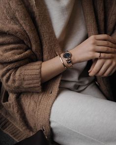 Trendy Watches Women, Attitude Photo, Stylish Watches For Girls, Dw Watch, Trendy Watches, Vintage Watches Women, Hand Watch, Womens Watches Luxury, Mens Fashion Classy