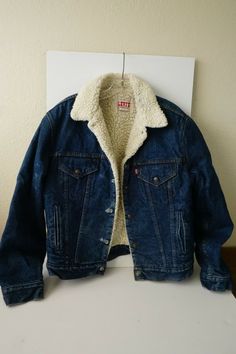 This vintage Levi jacket is in good condition, has some wear and was stored in a barn for a while so it is a bit wrinkled.  There is no size on it, but I think it is a 42 or 44 regular.  2 of the snaps have wear around them from getting used a lot.  All the snaps work.  It is a good color, not too faded, sort of a medium fade.  1980's era.  Quite thick and warm. Jean Jacket Back Design, Cool Denim Jackets, Levi’s Jacket Outfit, Langa Aesthetic, Levis Denim Jacket Outfit, Mens Country Fashion, Vintage Levi Denim Jacket, Vintage Levi's Winter Outerwear, 80's Jacket