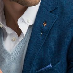 Adornar la chaqueta con un pin de solapa es una de las mayores tendencias actuales en la moda masculina. Esta temporada te traemos un elegante diseño rosa en esmalte vibrante que seguramente será un tema de conversación en cada fiesta. Elaborado en oro rosa y chapado en gunmetal. Current Trends, Brand Collection, Unisex Gifts, Rose Gold Color, Rose Design, Black Enamel, Lapel Pin, Black Rose