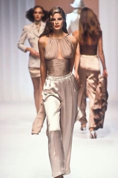 Valentino Runway, Runway Gowns, Old School Fashion, 90s Runway Fashion, Vintage Runway, Draping Fashion, Busty Fashion, Archive Fashion, Design History