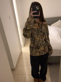 Camo Sweatshirt Outfit Aesthetic, Realtree Camo Outfit, Camo Shirts Outfits, Real Tree Jacket Outfit, Camo Long Sleeve Outfit, Camo Zip Up, Camo Outfits Aesthetic, Real Tree Camo Pants Outfit