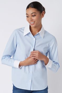 Kal Rieman Classic Tailored Shirt in Oxford Blue on Model Looking Down Cropped Front View Capsule Wardrobe Pieces, Winter Work Wear, Business Casual Outfits For Women, Oxford Blue, Fashion Business Casual, Street Style Winter, Cold Weather Outfits, Contrast Collar, Favorite Sweater