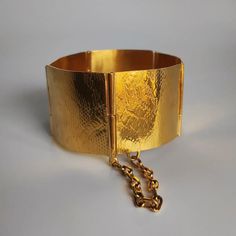 Brazalete fabricado a mano con textura que emula la piel de serpiente. Base de latón y un baño de oro amarillo o rosa (1 mcr). Las medidas pueden variar ligeramente. Ancho: 3 cm Largo estirado: 18 cm Elegant Gold Brass Cuff Bracelet, Elegant Gold Hammered Cuff Bracelet, Luxury Gold Hammered Bangle, Elegant Brass Bracelets For Ceremonial Occasions, Luxury Hammered Bangle Bracelet, Luxury Brass Oyster Bracelet, Formal Gold Brass Bracelets, Luxury Hammered Bangle, Luxury Hammered Yellow Gold Bangle